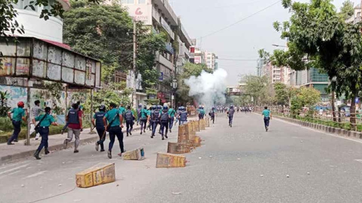 ধানমন্ডি আইডিয়াল কলেজের শিক্ষার্থীদের সঙ্গে পুলিশের সংঘর্ষ