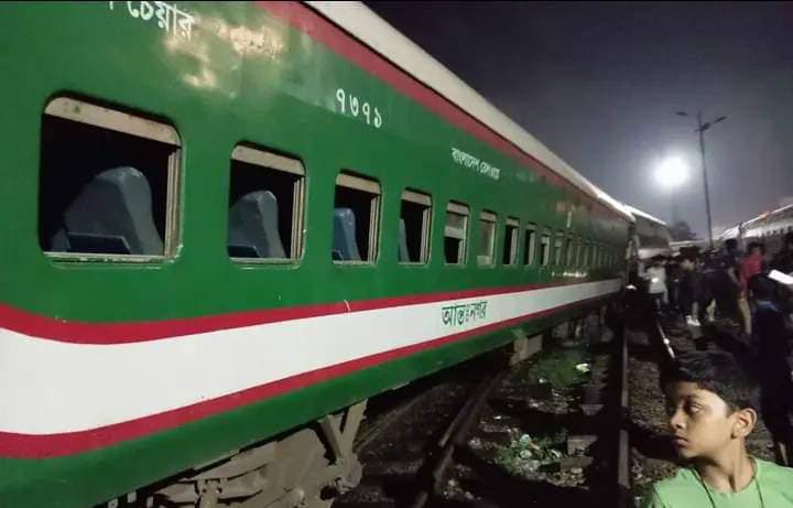 এখনো উদ্ধার হয়নি পঞ্চগড় এক্সপ্রেসের বগি, ট্রেন চলাচল বন্ধ