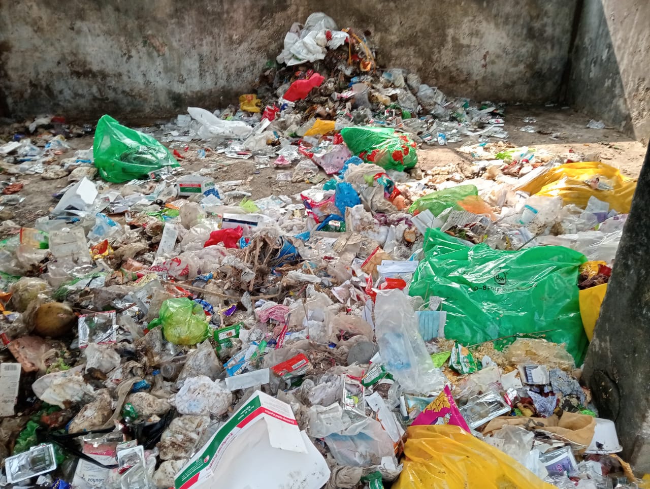 যেখানে সেখানে ফেলা হচ্ছে সরকারি, বেসরকারি হাসপাতাল-ক্লিনিকের বর্জ্য