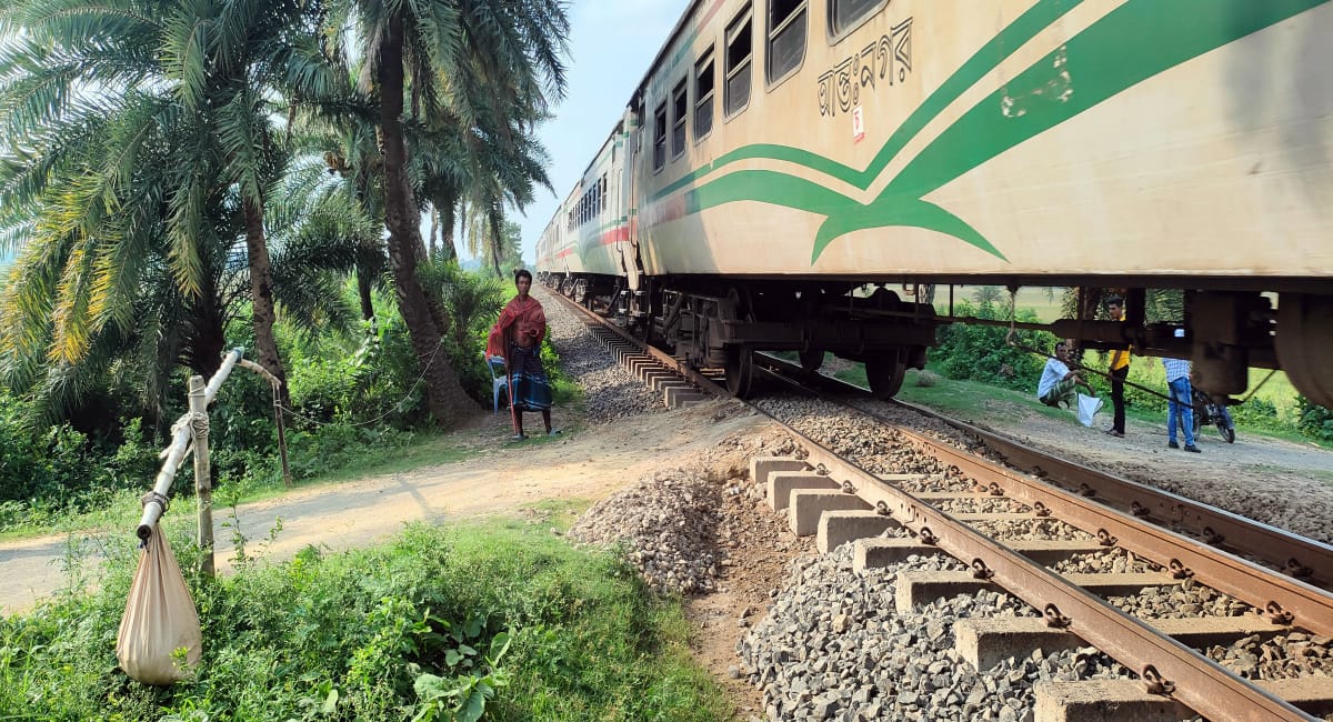 বিনা পয়সায় গেটম্যানের দায়িত্ব পালন করছে নিরু মন্ডল