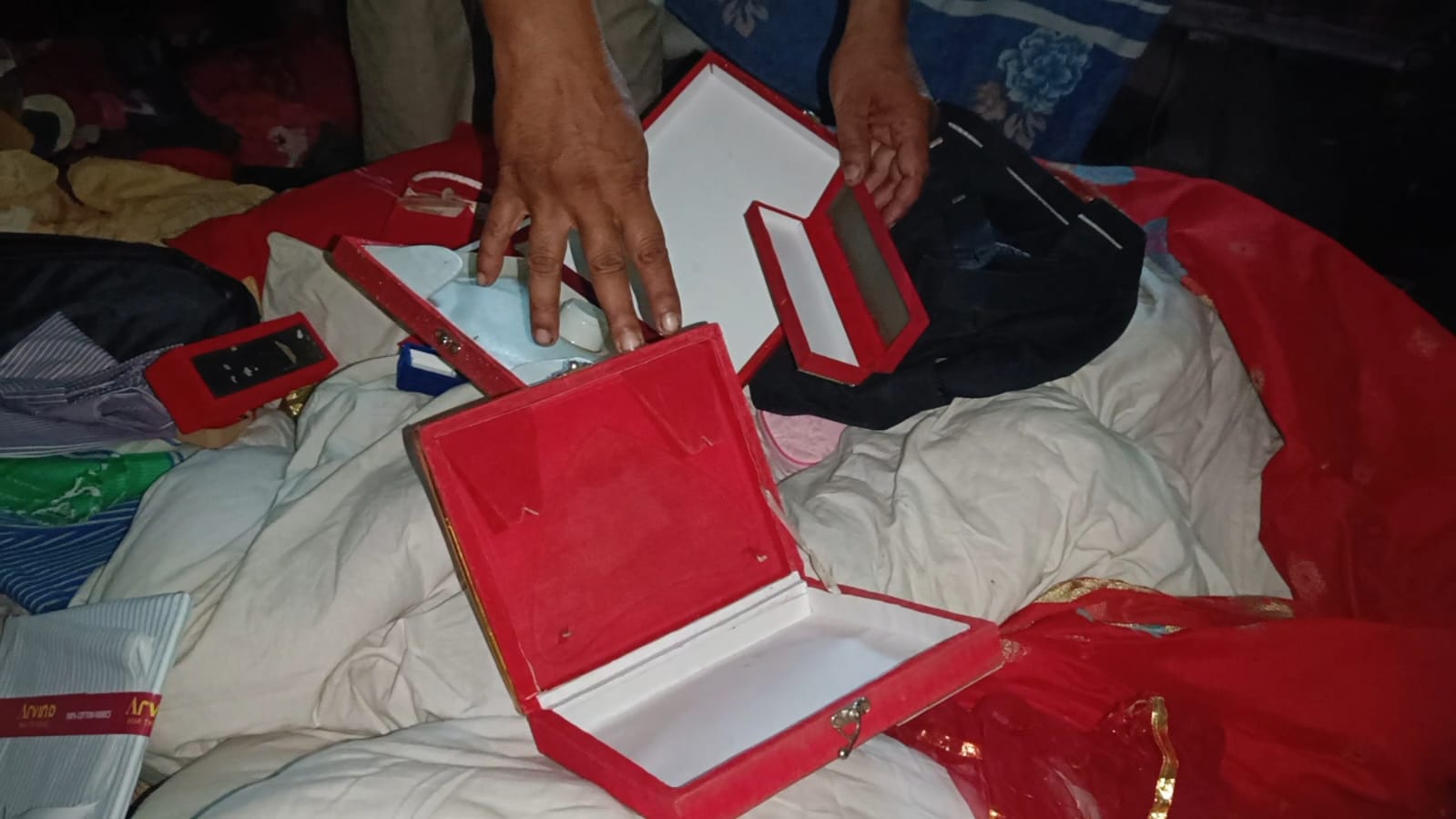 ডাকাতরা নিয়ে গেল ১০ভরি স্বর্ণালংকারসহ নগদ অর্থ