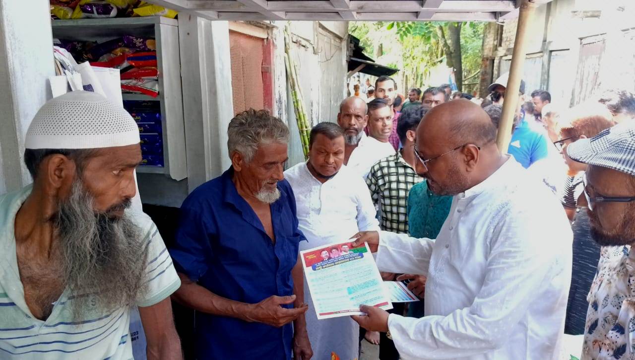 রাজাপুরে ৩১ দফার লিফলেট বিতরণ ও গণসংযোগ করেন সেলিম রেজা