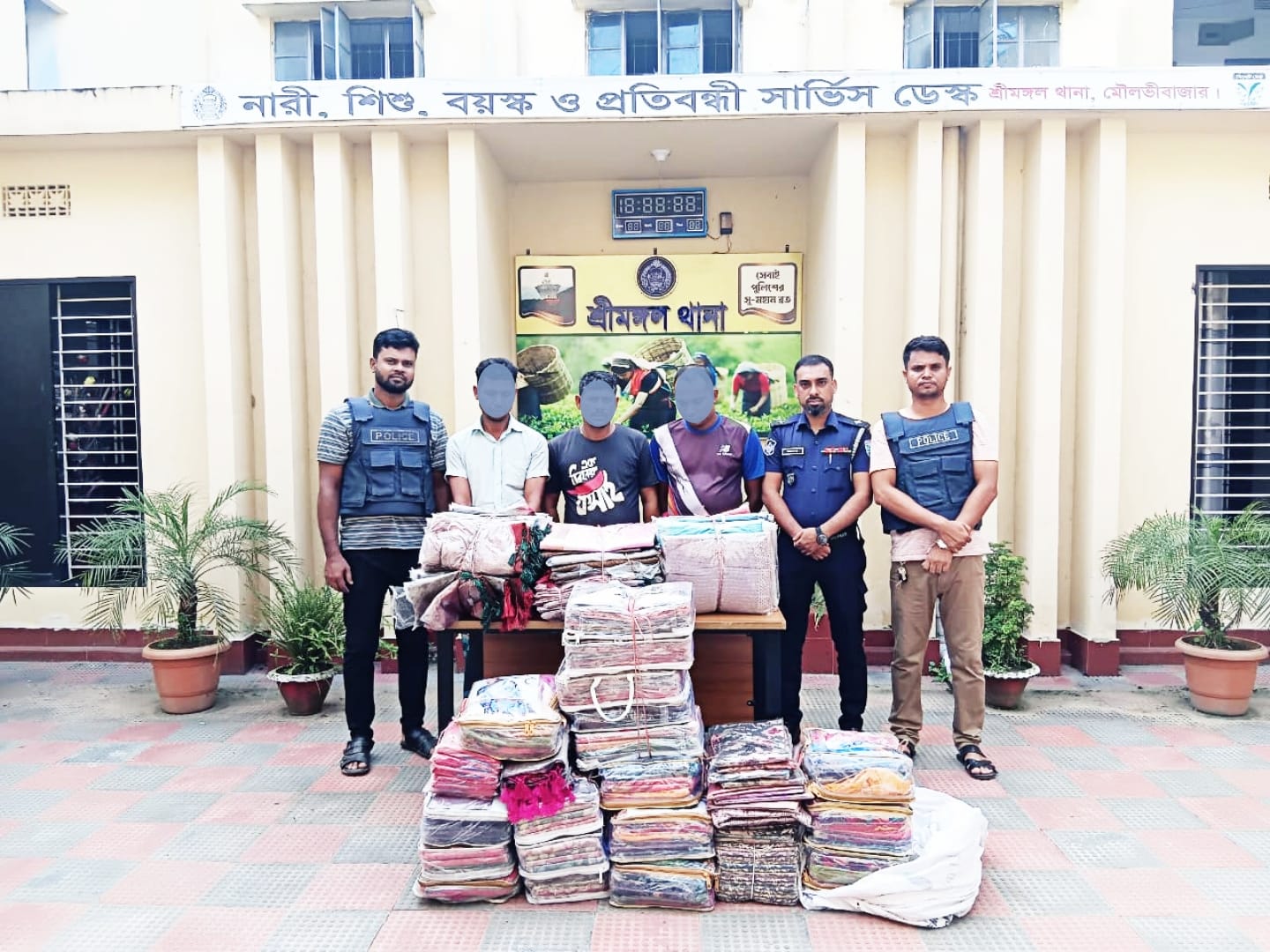 শ্রীমঙ্গল থানা পুলিশের অভিযানে চোরাচালানী পন্য ভারতীয় শাড়িসহ গ্রেফতার-৩