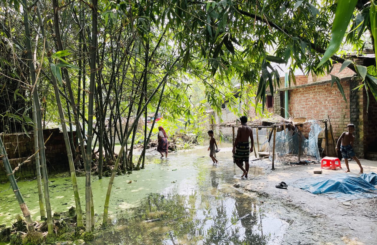 পানিবন্দি ২৫ পরিবার, নেই নিষ্কাশনের পথ