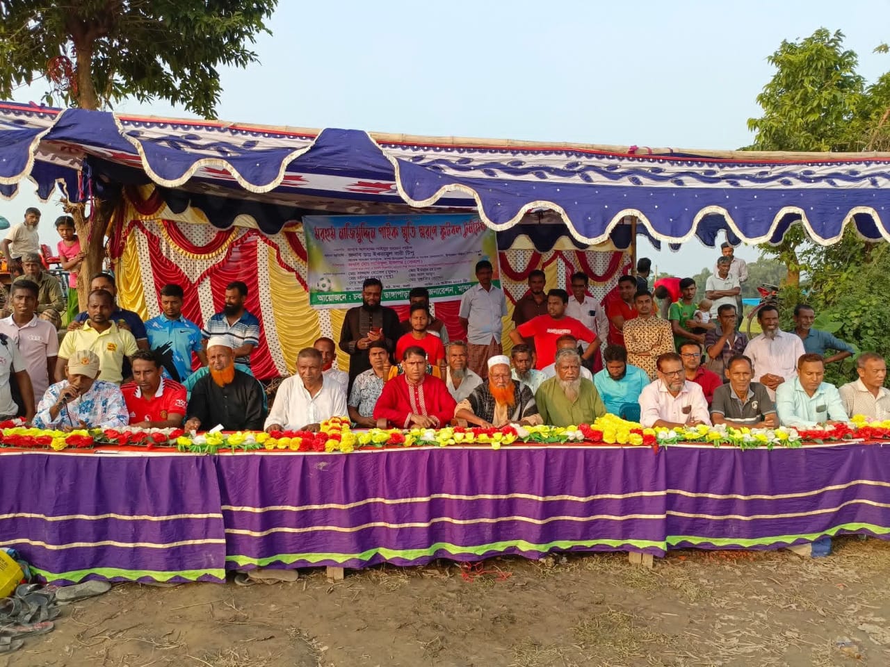 মান্দায় মরহুম নাজিমুদ্দিন পাইক স্মৃতি ফুটবল টুর্নামেন্টের উদ্বোধন