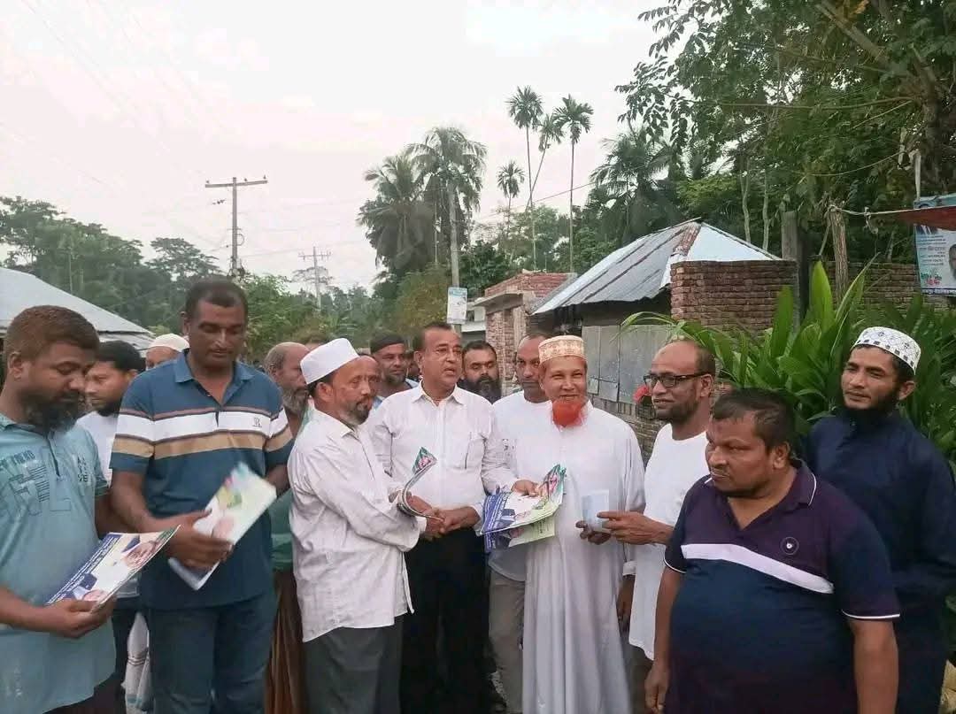 রাজাপুরে সেলিম রেজার পক্ষ থেকে ৩১ দফার লিফলেট বিতরণ