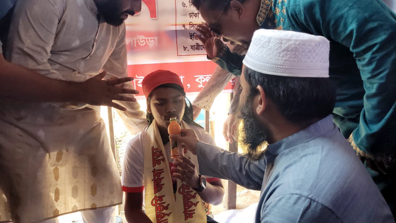 কুলাউড়ায়  ৮দফা  দা‌বিতে জেলা প্রশাসকের অনুরোধে ৪ ঘন্টা পর অনশন ভাঙ্গলেন জুলাই যোদ্ধা রানা