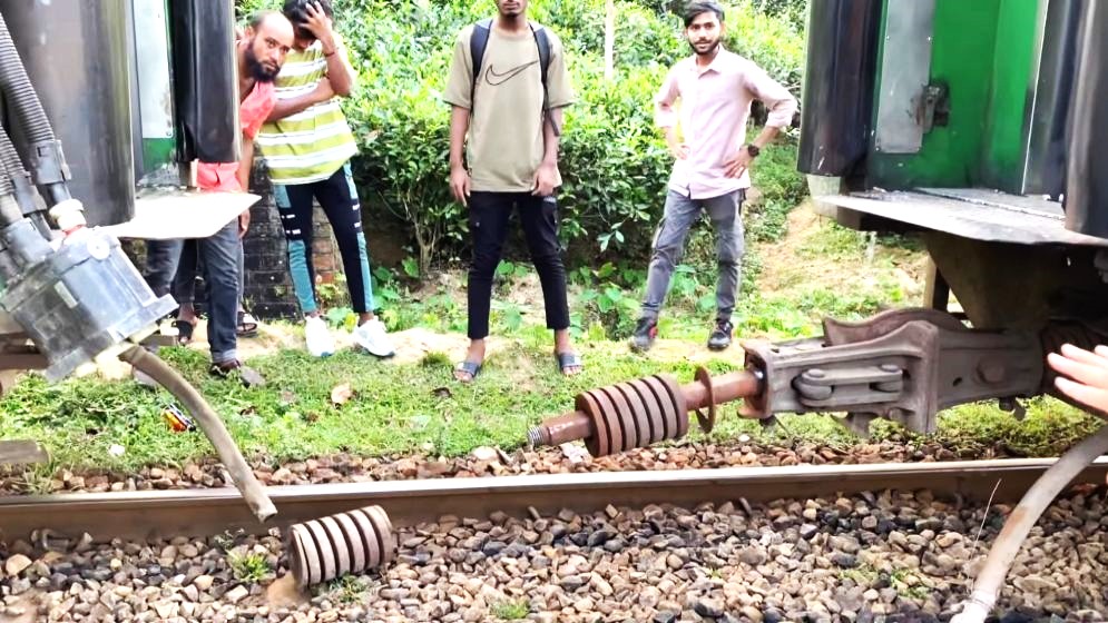 পাহাড়িকা এক্সপ্রেস ট্রেনের দুই বগি বিচ্ছিন্ন: ৩ ঘণ্টা পর ট্রেন চলাচল স্বাভাবিক
