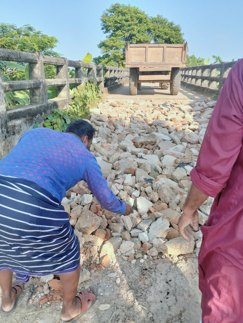 বারহাট্টায় সেতুর ঝুঁকিপূর্ণ সংযোগ সড়ক সংস্কার করলেন বিএনপি নেতা শফিক