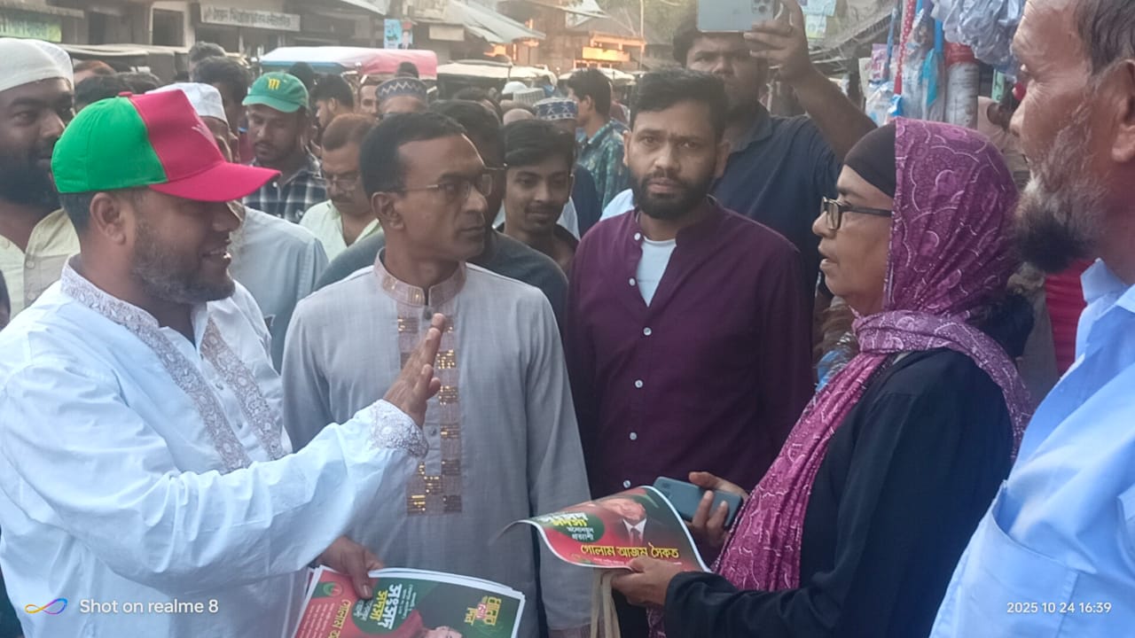 রাজাপুরে ৩১ দফার লিফলেট বিতরণ করেন সৈকত