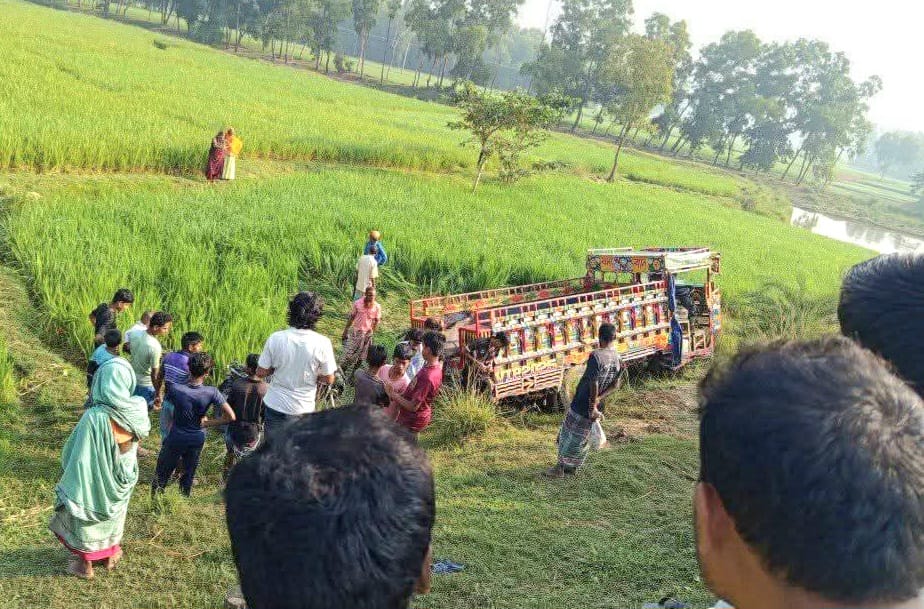 গরুবোঝাই ভটভটি উল্টে দুই ব্যবসায়ী নিহত; আহত ৫-৬ জন