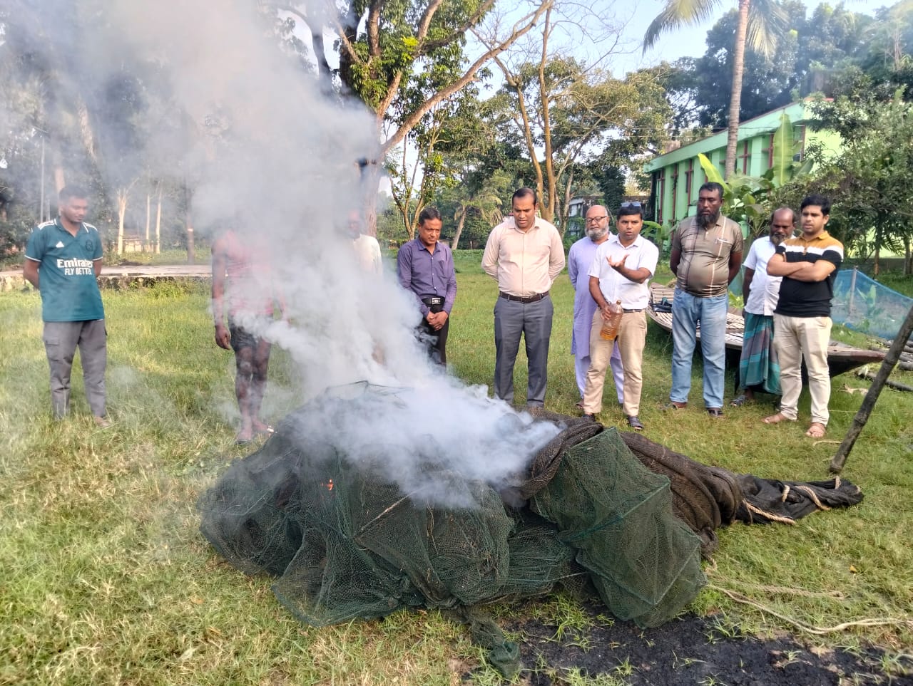 রাণীনগরে ভ্রাম্যমাণ আদালতের অভিযানে নিষিদ্ধ জাল জব্দ-জরিমানা