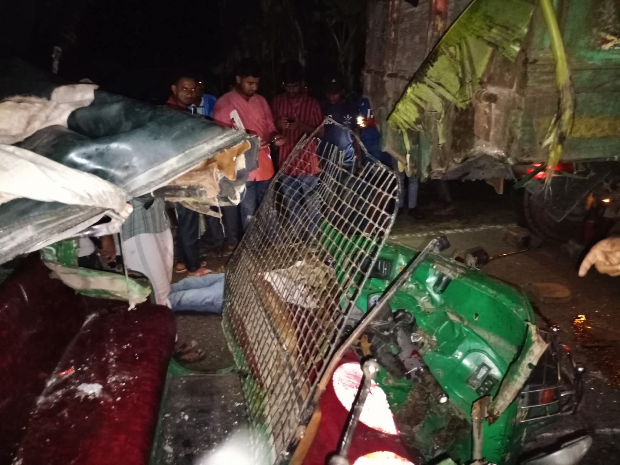 সড়কে বিকল ট্রাকে সিএনজির ধাক্কা, নিহত ২
