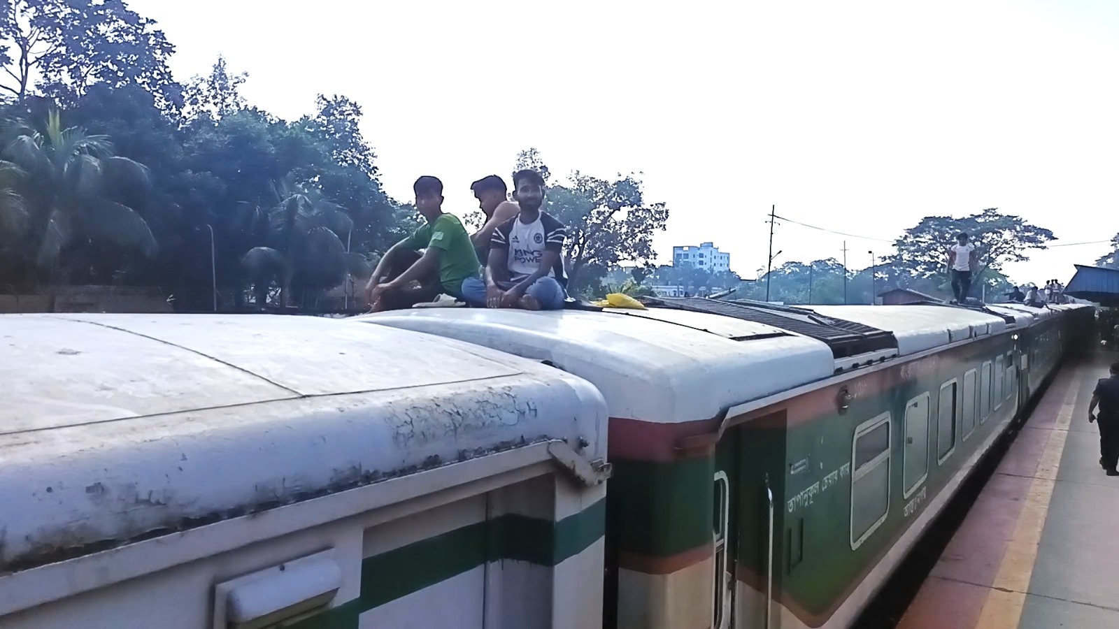শ্রীমঙ্গলে রেলওয়ে স্টেশনে  ঝুঁকি নিয়ে ট্রেনের ছাদে নারী-শিশুরা, নজর নেই কর্তৃপক্ষের
