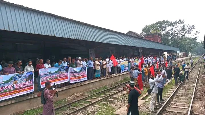 কুলাউড়ায় আট দফা দাবিতে রেলপথ অবরোধ কর্মসূচি পালিত