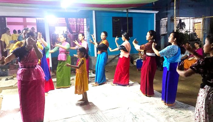 মহারাস লীলার অপেক্ষায় দিন-রাত ব্যস্ত সময় পার করছেন মণিপুরি নৃত্যশিল্পীরা