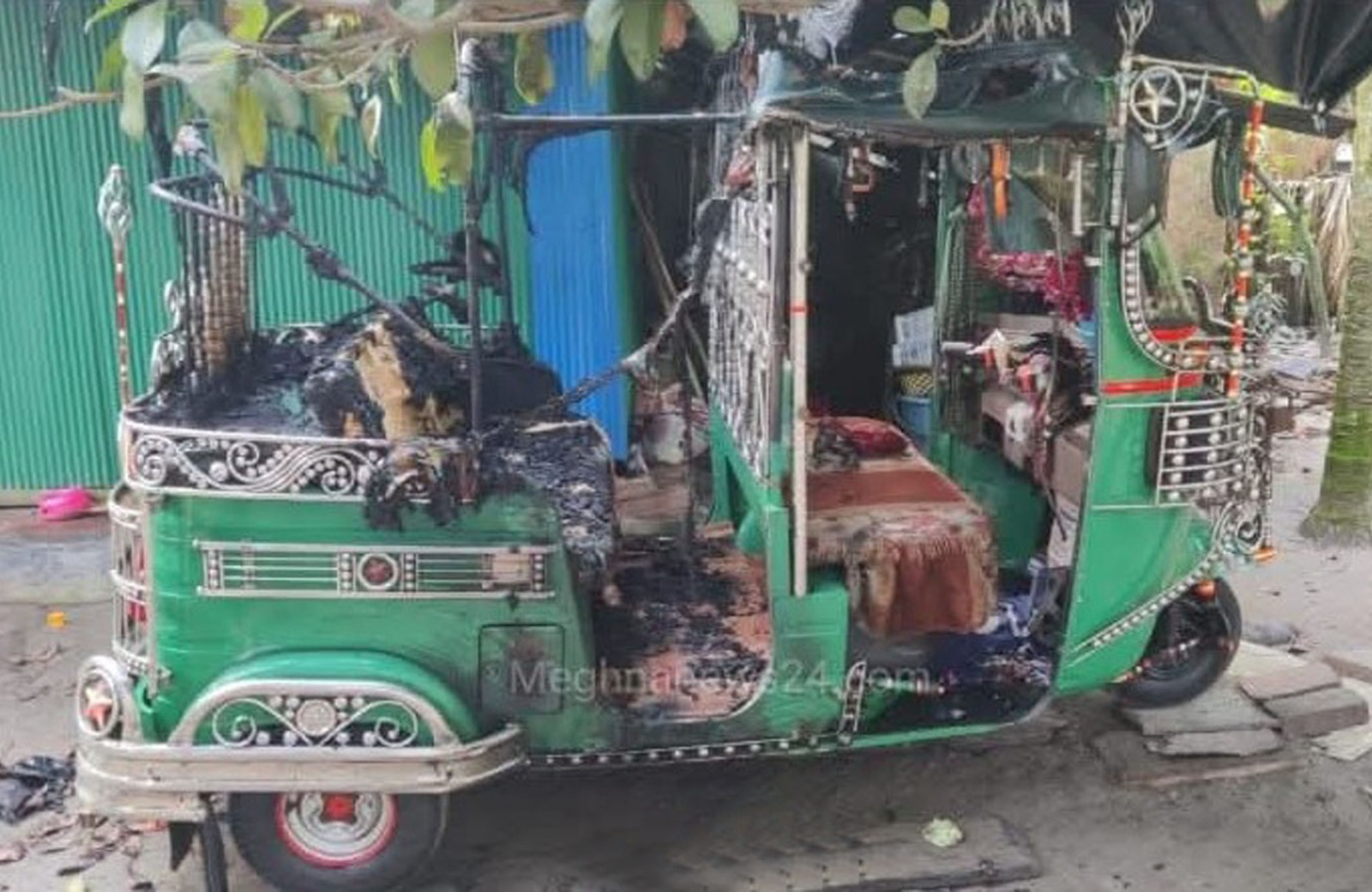 লক্ষ্মীপুর বোনকে বিয়ে না দেওয়ায় ভাইয়ের সিএনজিতে আগুন