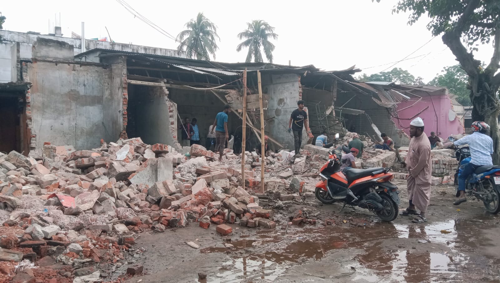 দিনাজপুরে দ্বিতীয় দিনের সড়কের অবৈধ স্থাপনা উচ্ছেদ চলমান