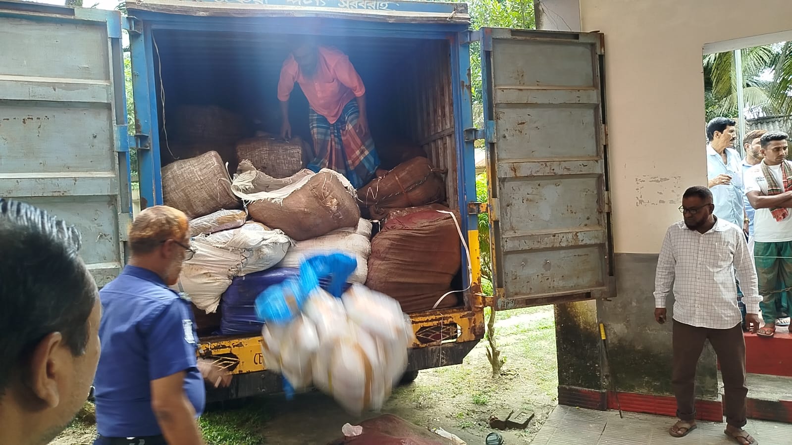 নেত্রকোনায় ভারতীয় শাড়ী-থ্রিপিস ভর্তি কাভার্ডভ্যান আটকে পুলিশে দিলো এলাকাবাসী