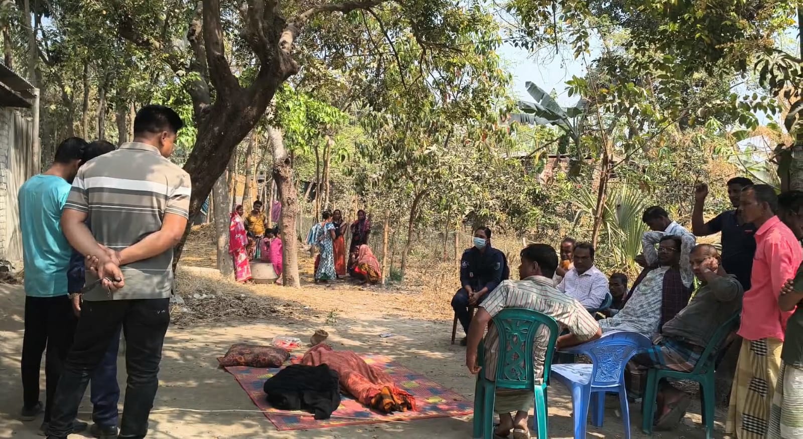 নওগাঁয় গৃহবধূকে পিটিয়ে হত্যা; স্বামী আটক