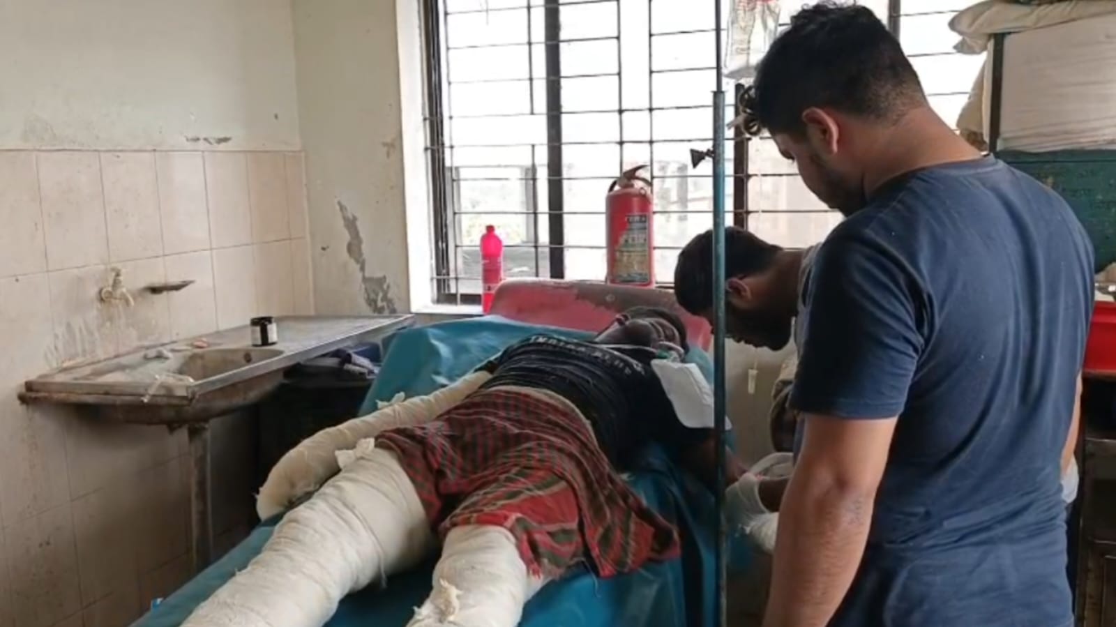 তেরোখাদায় বোমা বিস্ফোরণে যুবক গুরুতর আহত মামুনকে ঢাকায় প্রেরণ