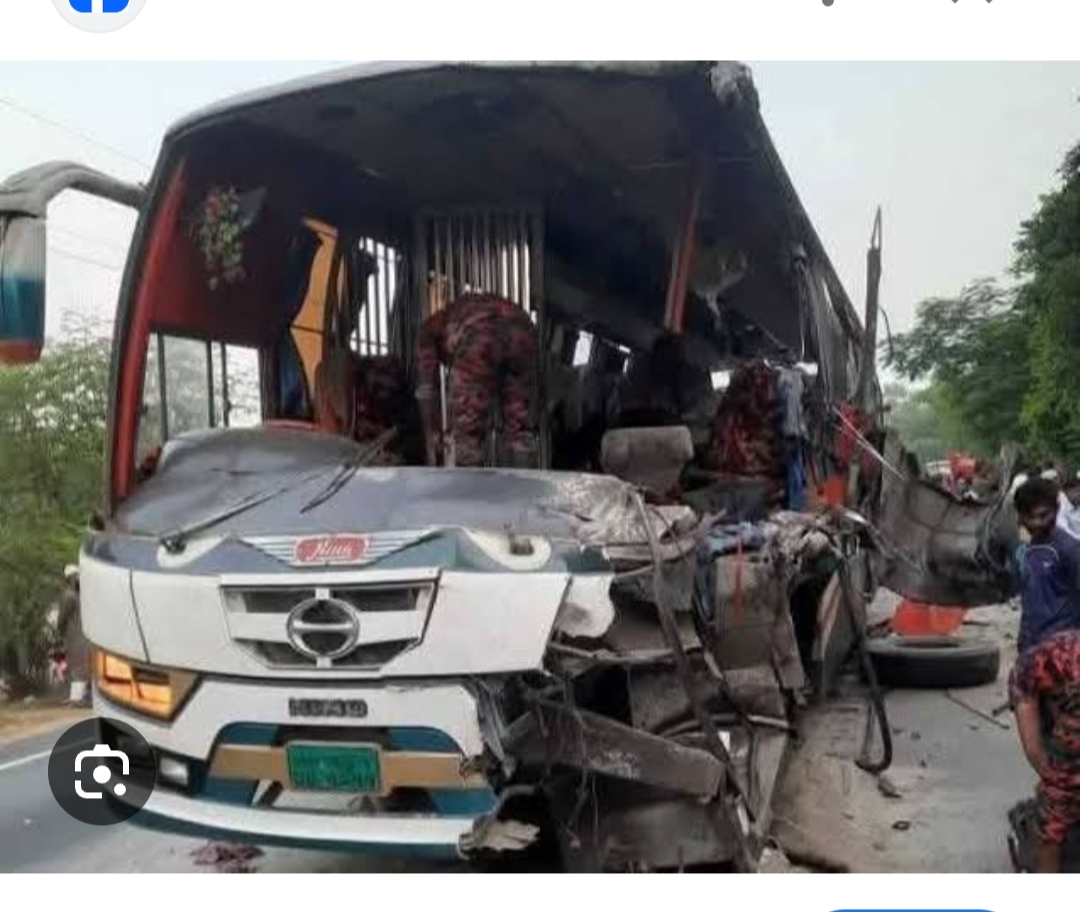 নরসিংদীতে যাত্রীবাহি বাসের ধাক্কায় ইজিবাইকের চালকসহ নিহত-৩