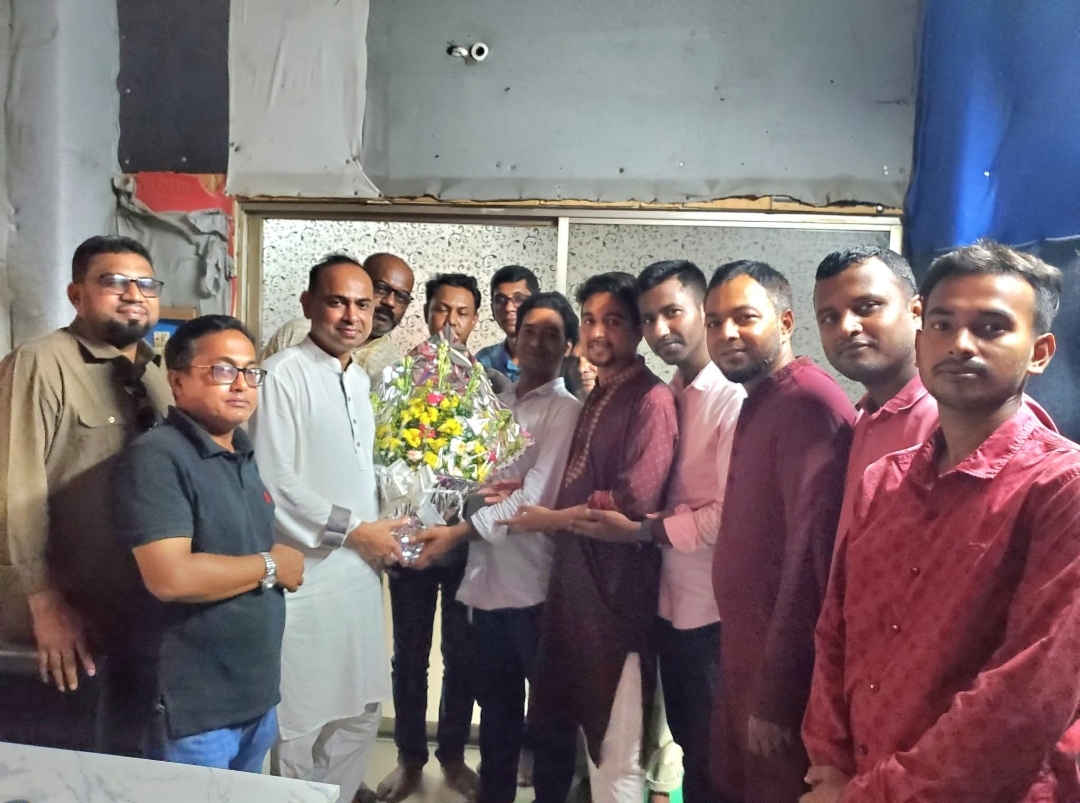 কিশোরগঞ্জ সাংবাদিক ফোরামের সঙ্গে মতবিনিময় করছেন ব্যারিস্টার আতিকুর রহমান