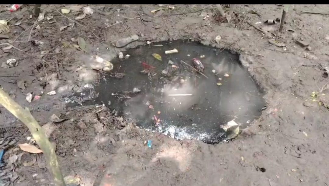 কুলিয়ারচরে গর্তের ময়লা পানিতে পড়ে শিশুর মৃত্যু