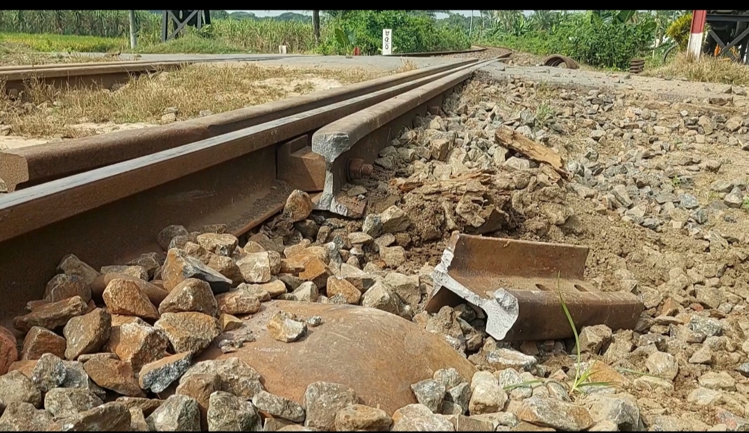ঝিনাইদহে ট্রেনের লাগেজভ্যানের স্প্রিং ভেঙে ১ ঘণ্টা ট্রেন চলাচল ব্যাহত