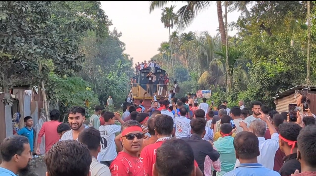 কিশোরগঞ্জ-৫ আসনে শেখ মজিবুর রহমান ইকবালের সমর্থনে ট্রেন আটকিয়ে গণমিছিল
