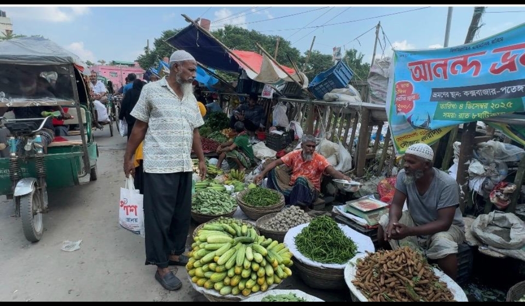 কিশোরগঞ্জ শহরে ফুটপাত–ওয়াকওয়ে দখলের মহোৎসব, প্রশাসন নীরব দর্শক