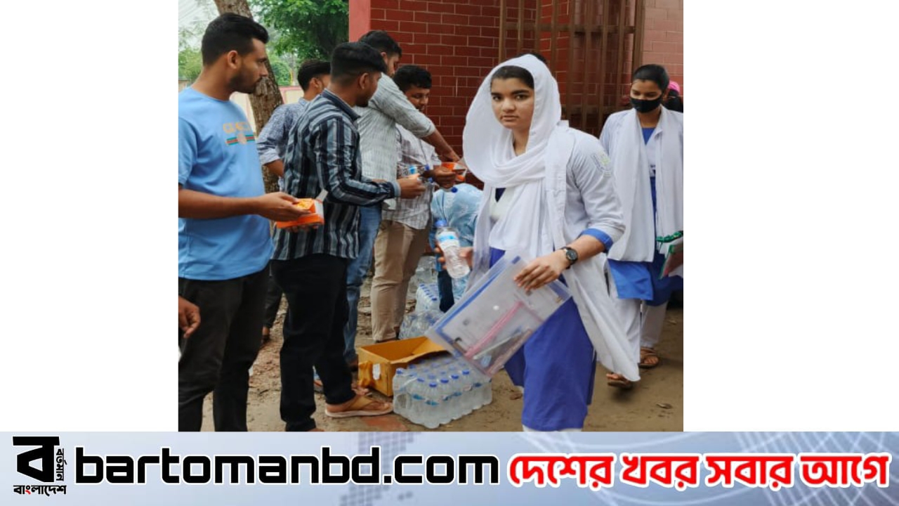 পরীক্ষার্থী-অভিভাবকদের মাঝে ছাত্রদলের বিশুদ্ধ পানি ও খাবার স্যালাইন বিতরণ