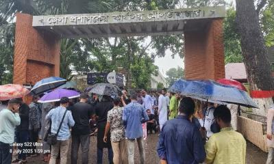 মৌলভীবাজারে বৈষম্য বিরোধী ছাত্র-জনতার বিক্ষোভ : জেলা প্রশাসক ও পুলিশ সুপারের কার্যালয় ঘেরাও
