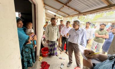 রাণীনগরে আশ্রয়ণ প্রকল্পের বাসিন্দাদের খোঁজখবর নিলেন পরিচালক