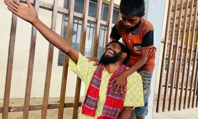 এক লোক আমারে ভিডিওতে দেহাইলো, আমার পোলাডা ট্রেনে কাটা পইড়া মইরা গেছে