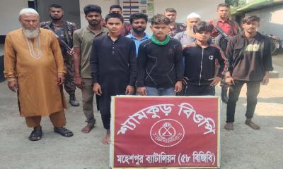 অবৈধভাবে ভারতে প্রবেশের সময় নারী-শিশুসহ আটক ৪৪