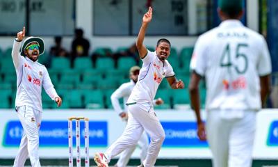 দিনের শুরুতেই তাইজুল-রানার ৩ শিকার