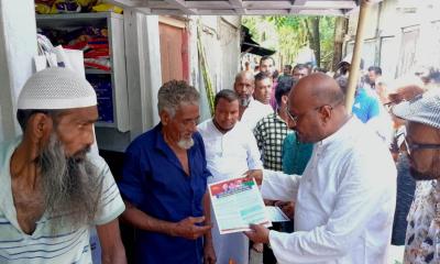 রাজাপুরে ৩১ দফার লিফলেট বিতরণ ও গণসংযোগ করেন সেলিম রেজা