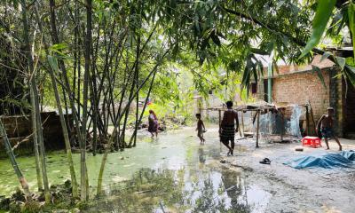 পানিবন্দি ২৫ পরিবার, নেই নিষ্কাশনের পথ