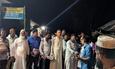 রাজাপুরে লেবুবুনিয়া বাজারে গোলাম আজম সৈকতের গণসংযোগ ও লিফলেট বিতরণ