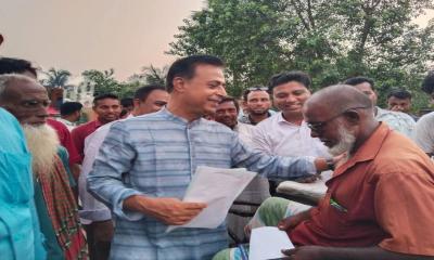 মান্দায় ৩১ দফা বাস্তবায়নের লক্ষ্যে বিএনপি‍‍`র মনোনয়ন প্রত্যাশী এম এ মতীনের লিফলেট বিতরণ