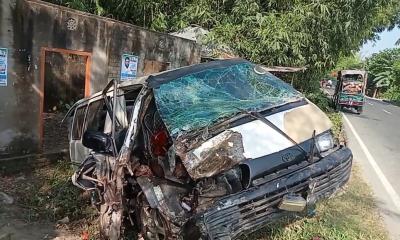 জলঢাকায় ট্রাক্টর ও লাশবাহী অ্যাম্বুলেন্সের মুখোমুখি সংঘর্ষে আহত ৪