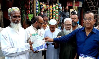 রাজাপুরে সেলিম রেজার পক্ষ থেকে রাষ্ট্র কাঠামো মেরামতের ৩১ দফা লিফলেট বিতরণ