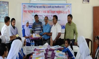 টাঙ্গাইলে দরিদ্র ও মেধাবী শিক্ষার্থীদের মাঝে শিক্ষা উপকরণ ও নগদ অর্থ বিতরণ
