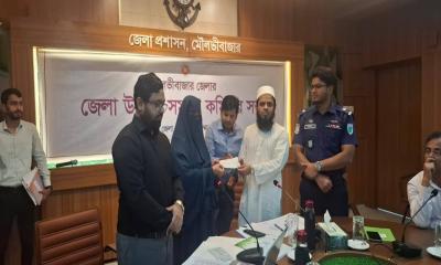 জনকে সরকারি কর্মচারীর পরিবারকে ৬৪ লক্ষ টাকার চেক হস্তান্তর ৮