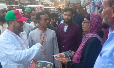 রাজাপুরে ৩১ দফার লিফলেট বিতরণ করেন সৈকত