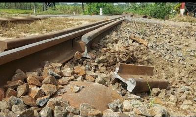 ঝিনাইদহে ট্রেনের লাগেজভ্যানের স্প্রিং ভেঙে ১ ঘণ্টা ট্রেন চলাচল ব্যাহত