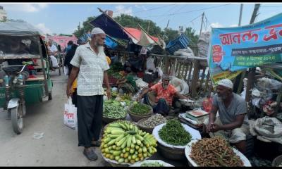 কিশোরগঞ্জ শহরে ফুটপাত–ওয়াকওয়ে দখলের মহোৎসব, প্রশাসন নীরব দর্শক