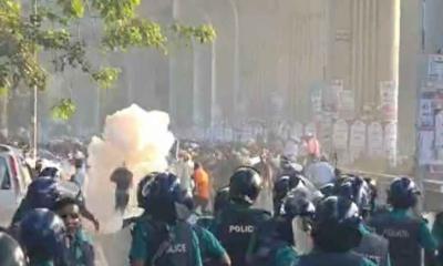 শিক্ষকদের ওপর পুুলিশের জলকামান-সাউন্ড গ্রেনেড নিক্ষেপ