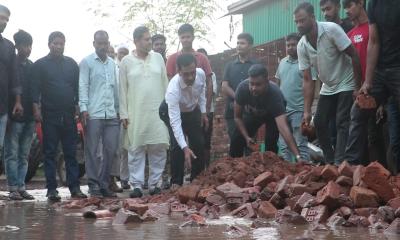 স্বেচ্ছাশ্রমে রাস্তা সংস্কার করে দিলেন বিএনপি নেতা
